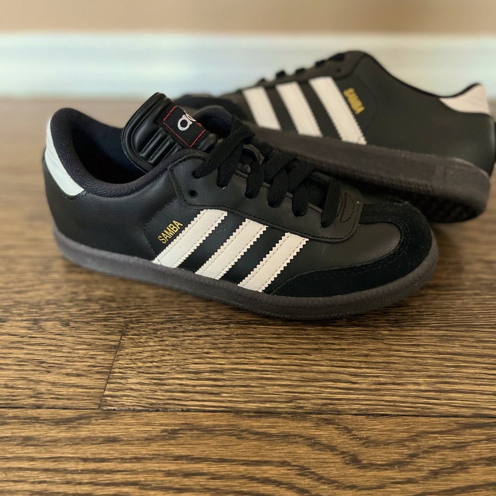 Adidas Samba Youth Indoor Soccer Sneaker.